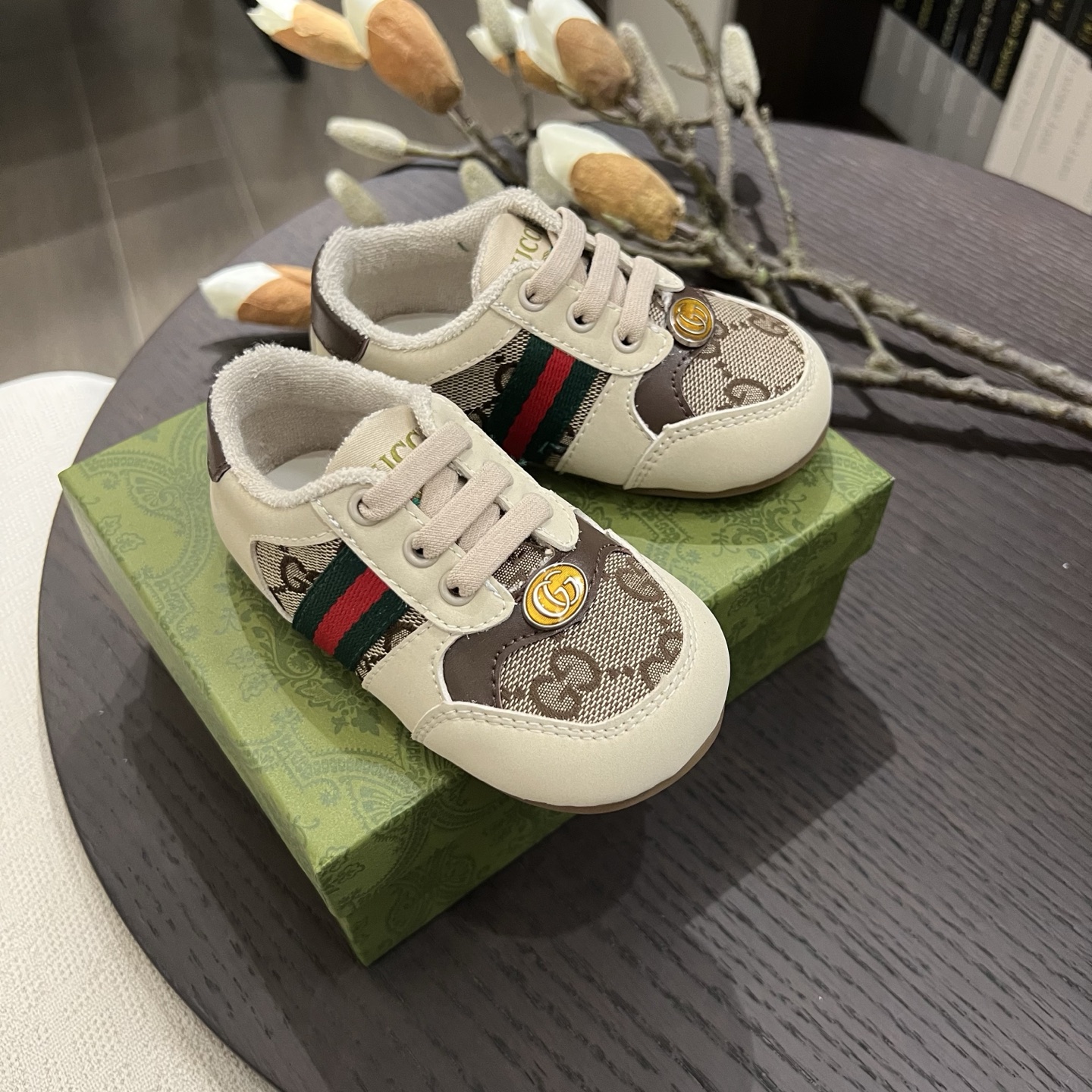 Children's shoes child